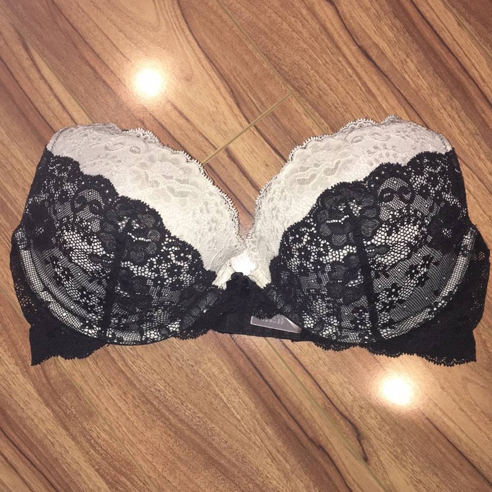 Victoria’s Secret: dream angles plunge push-up bra